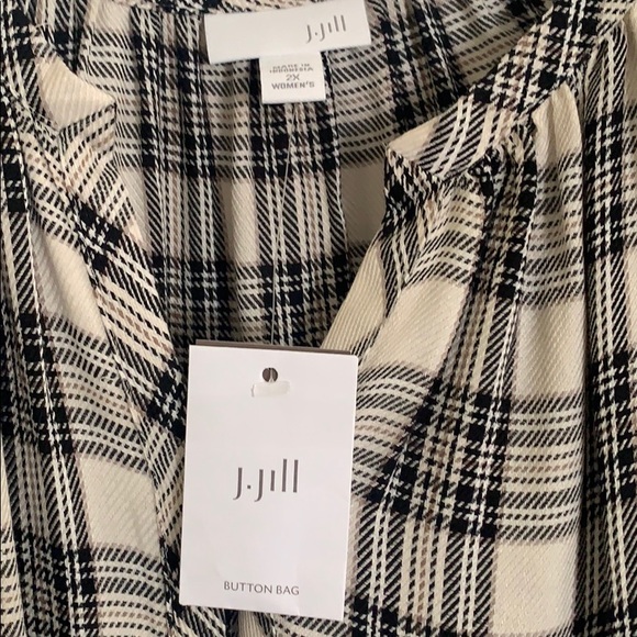 Woman’s long sleeve blouse. - Picture 3 of 5